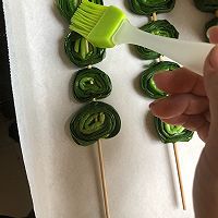 烤韭菜卷的做法图解6