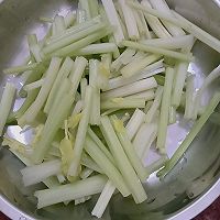 芹菜炒油豆腐的做法图解3