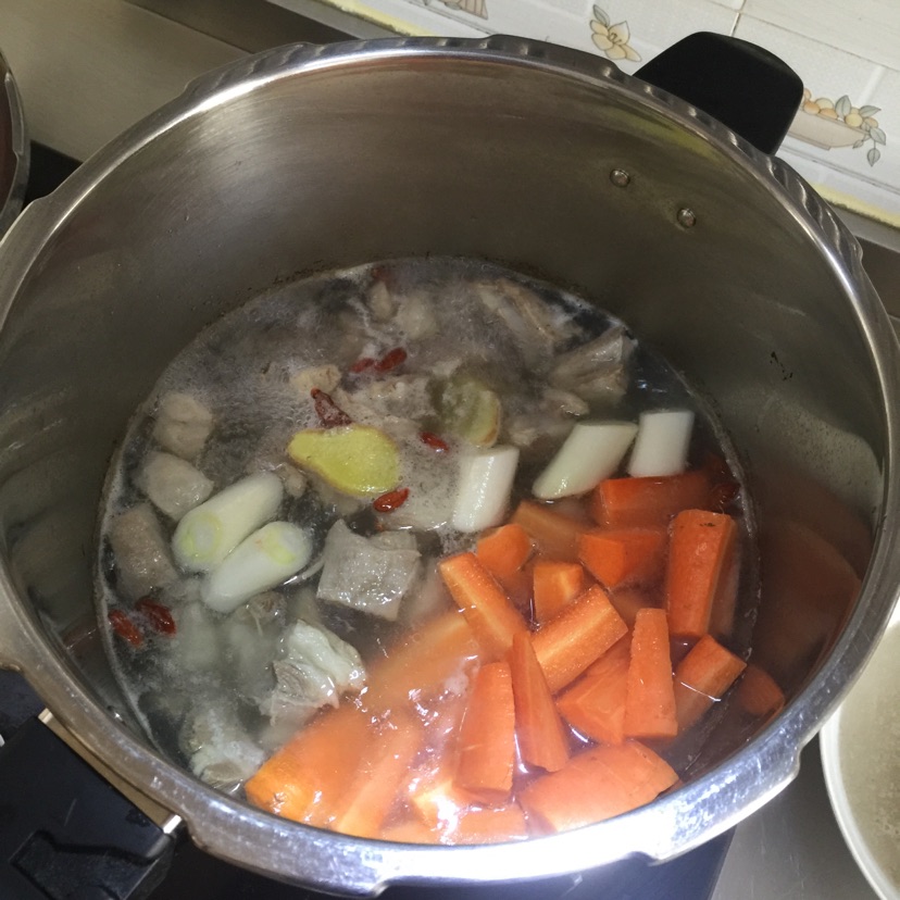 胡萝卜清炖小羊排。#回归淳朴味道#的做法图解6