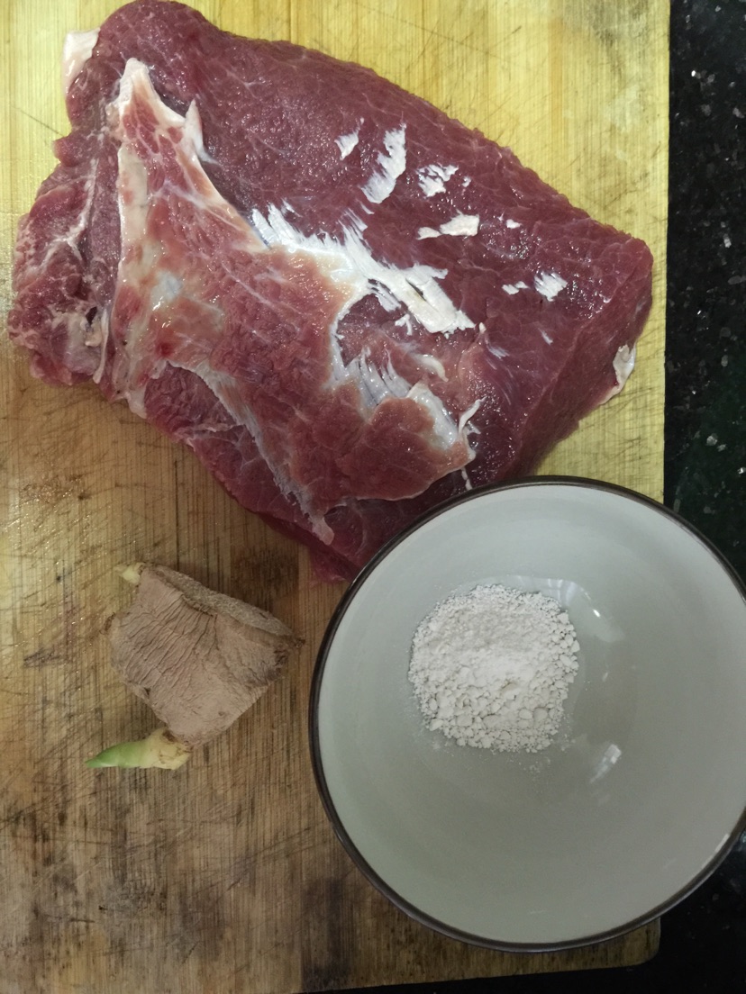 姜丝牛肉片的做法图解1