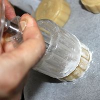 自制豆沙蛋黄月饼#手作月饼#的做法图解12
