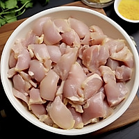 鸡腿肉鲜嫩多汁，清甜软烂的冬瓜吸满了汤汁比肉都好吃！！的做法图解1
