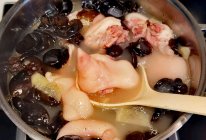 ｛私房菜｝•黄豆木耳炖猪蹄汤的做法