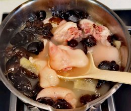 ｛私房菜｝•黄豆木耳炖猪蹄汤的做法
