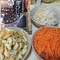 日本家庭常备菜-羊栖菜的煮物（ひじきの煮物）的做法图解1