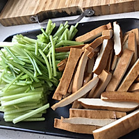 芹菜香干小炒肉的做法图解1