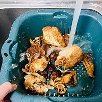 更新版清热祛湿的猴头菇炖鸭掌汤#冬季滋补花样吃法的做法图解2