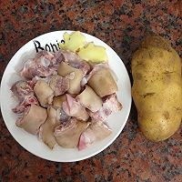 土豆炆猪手#厨此之外，锦享美味#的做法图解1