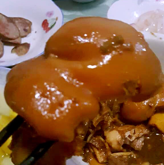 Pig leg with sauce