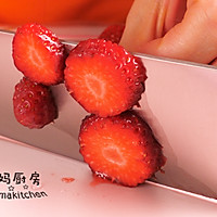 馋哭隔壁娃 高颜值草莓酸奶糕的做法图解1