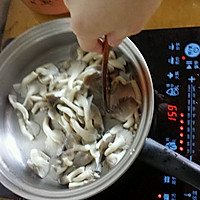 蘑菇豆腐汤的做法图解3