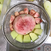 桃桃蜜瓜牛奶冰的做法图解1