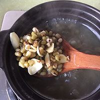 绿豆百合薏仁汤的做法图解4