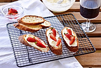 缤纷下午茶：极简风法式草莓奶油奶酪法棍甜点的做法