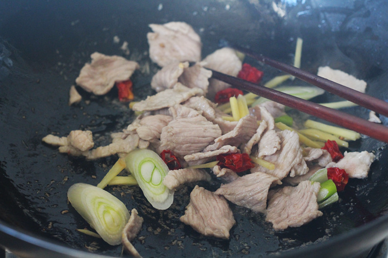 野生小黄蘑炒肉片（内蒙古野生小黄蘑菇配嫩芹菜）的做法图解5