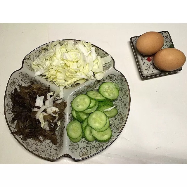 无油木耳包菜黄瓜炒鸡蛋的做法图解1