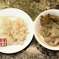 【曼步厨房】椰奶海鲜菠萝焗饭的做法图解2