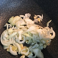 洋葱炒扇贝的做法图解2