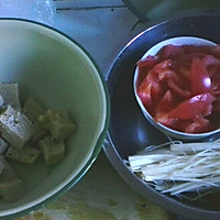 番茄豆腐菌类汤的做法图解1