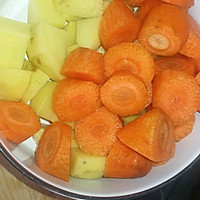 增肌营养餐: 土豆胡萝卜炖牛腩的做法图解3