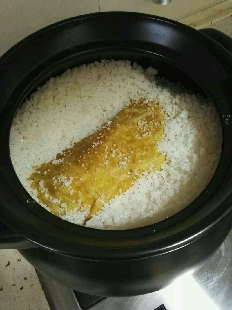 Baked chicken in salt