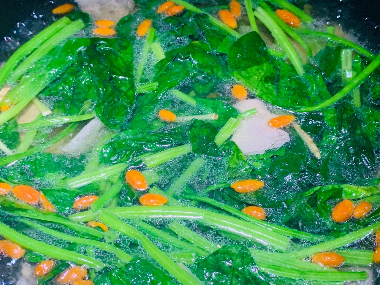 菠菜猪肝汤，小孩子缺铁要多喝这款汤，简单易做又很美味 - 哔哩哔哩