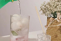 超简单的夏日饮品～西瓜荔枝气泡水～颜值巨高的做法