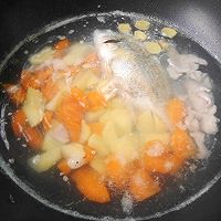 消暑又营养--番茄胡萝卜煲黄脚立的做法图解7