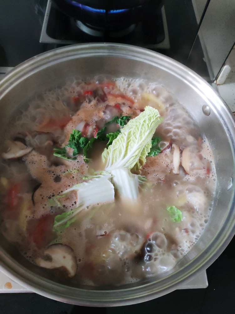 家常腊肉豆米火锅的做法