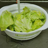 菜心这么做，营养又饱腹：菜心鸡蛋炒面的做法图解1