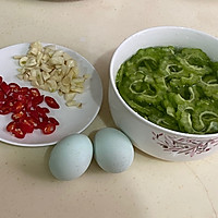 苦瓜炒鸡蛋的做法图解1