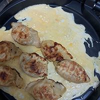 电饼档煎速冻水饺（又裹了一层鸡蛋）的做法图解5