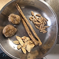 花胶黄芪党参乌鸡炖汤的做法图解2