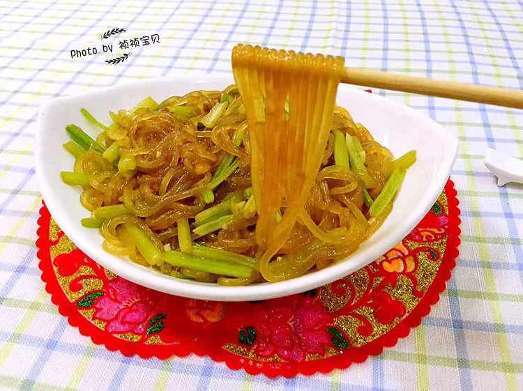 芹菜炒粉的做法
