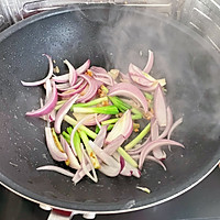 #一学就会快手菜#杂炒——韭菜梗炒洋葱的做法图解5