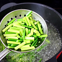 夏日不能错过的酱香蒜苔青口小炒的做法图解3