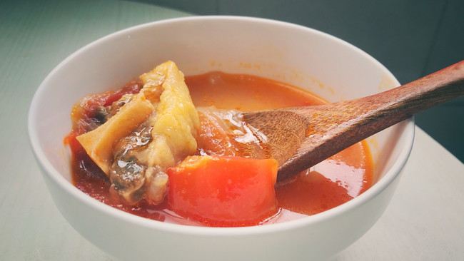 #做道懒人菜，轻松享假期#番茄牛尾汤的做法