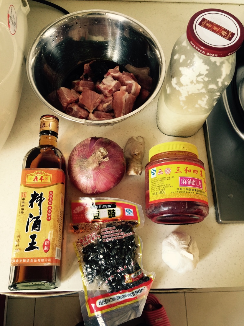 南瓜粉蒸排骨的做法图解1