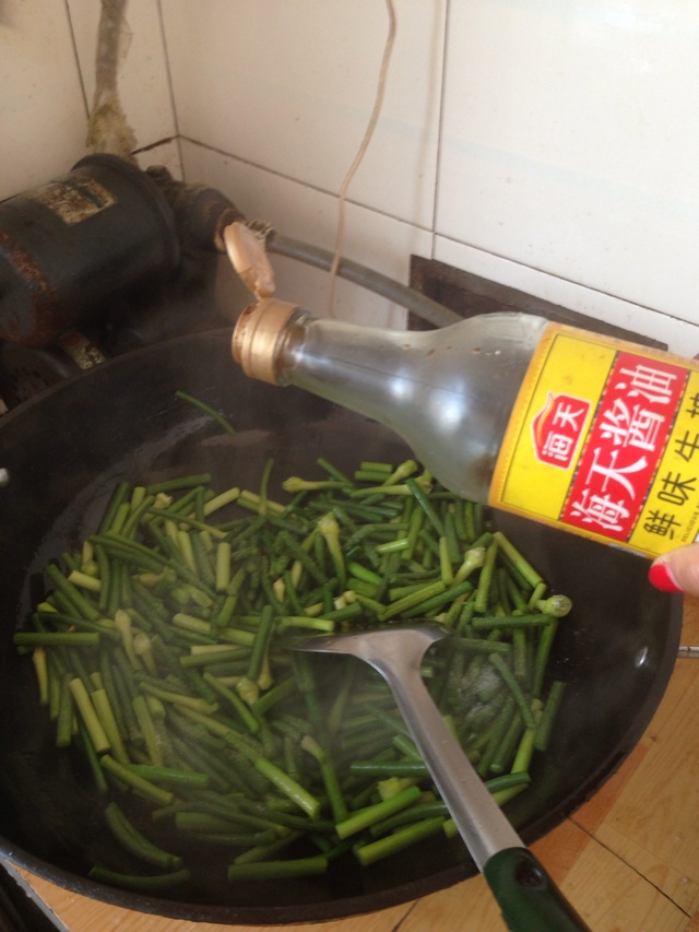 炸土豆条炒蒜苔的做法图解8
