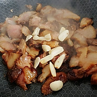 蒜辣椒炒酱卤肉的做法图解2