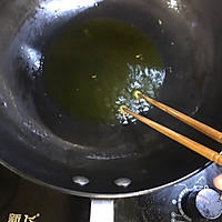 青菜香肠炒方便面的做法图解4