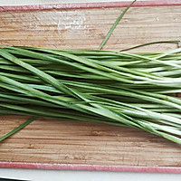 韭菜炒豆腐皮的做法图解1