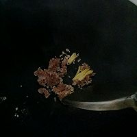 橄榄菜肉丁炒黄秋葵的做法图解3