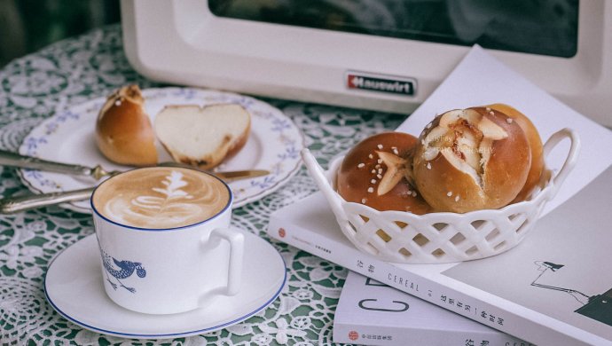 肉松沙拉酱碱水球面包