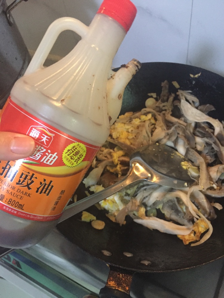 蘑菇炒鸡蛋的做法图解4