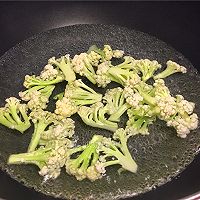 双耳菜花炒肉片的做法图解3