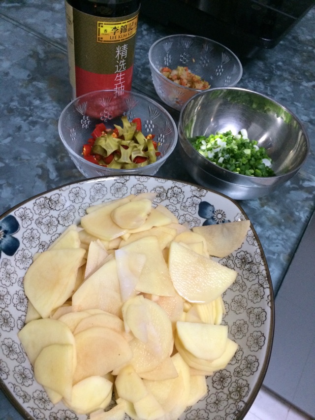 酸辣土豆片的做法图解1