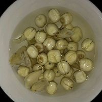 银耳莲子百合红枣枸杞汤的做法图解2