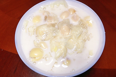 银耳莲子牛奶汤