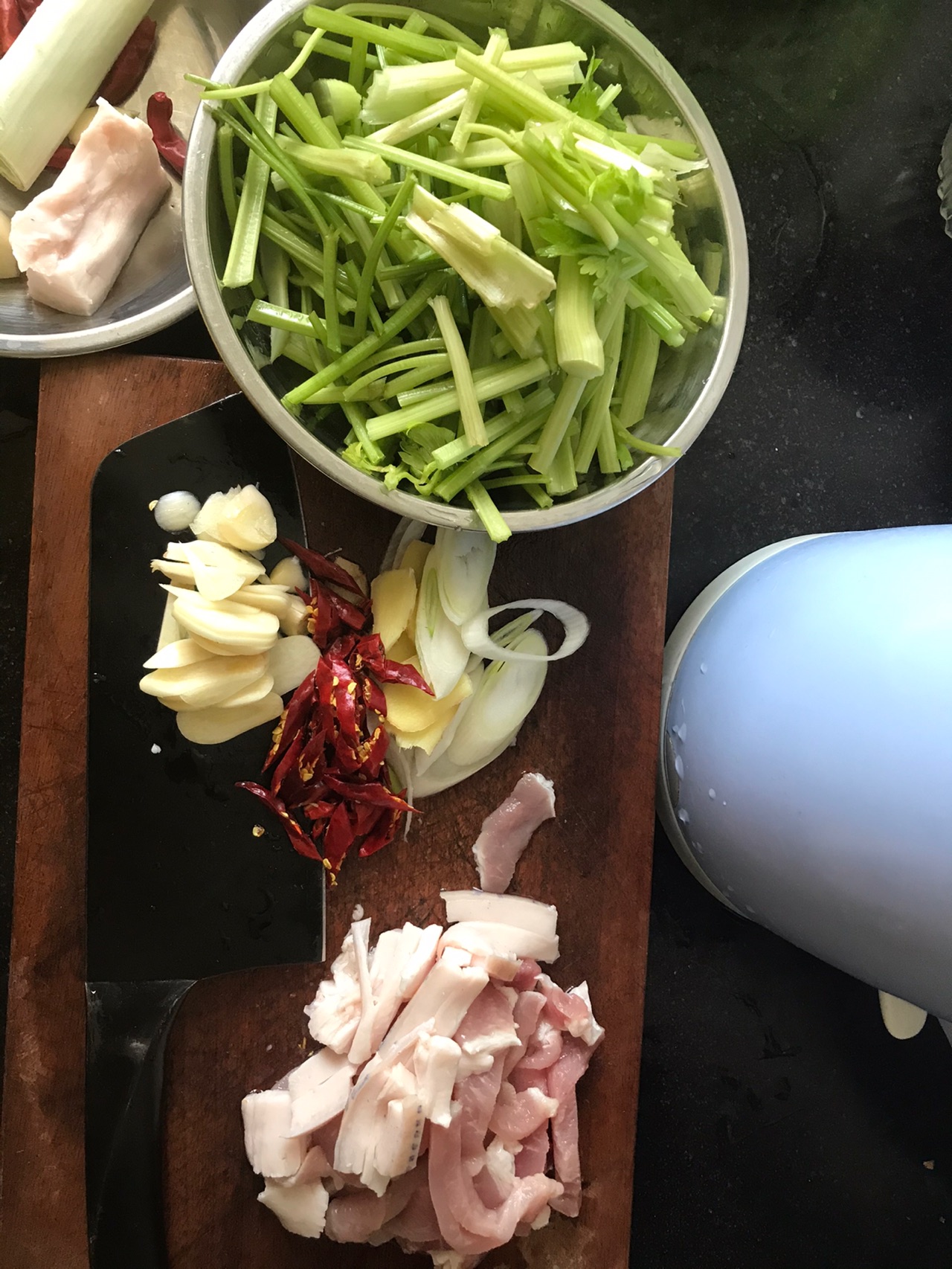 芹菜炒肉怎么做_芹菜炒肉的做法_豆果美食